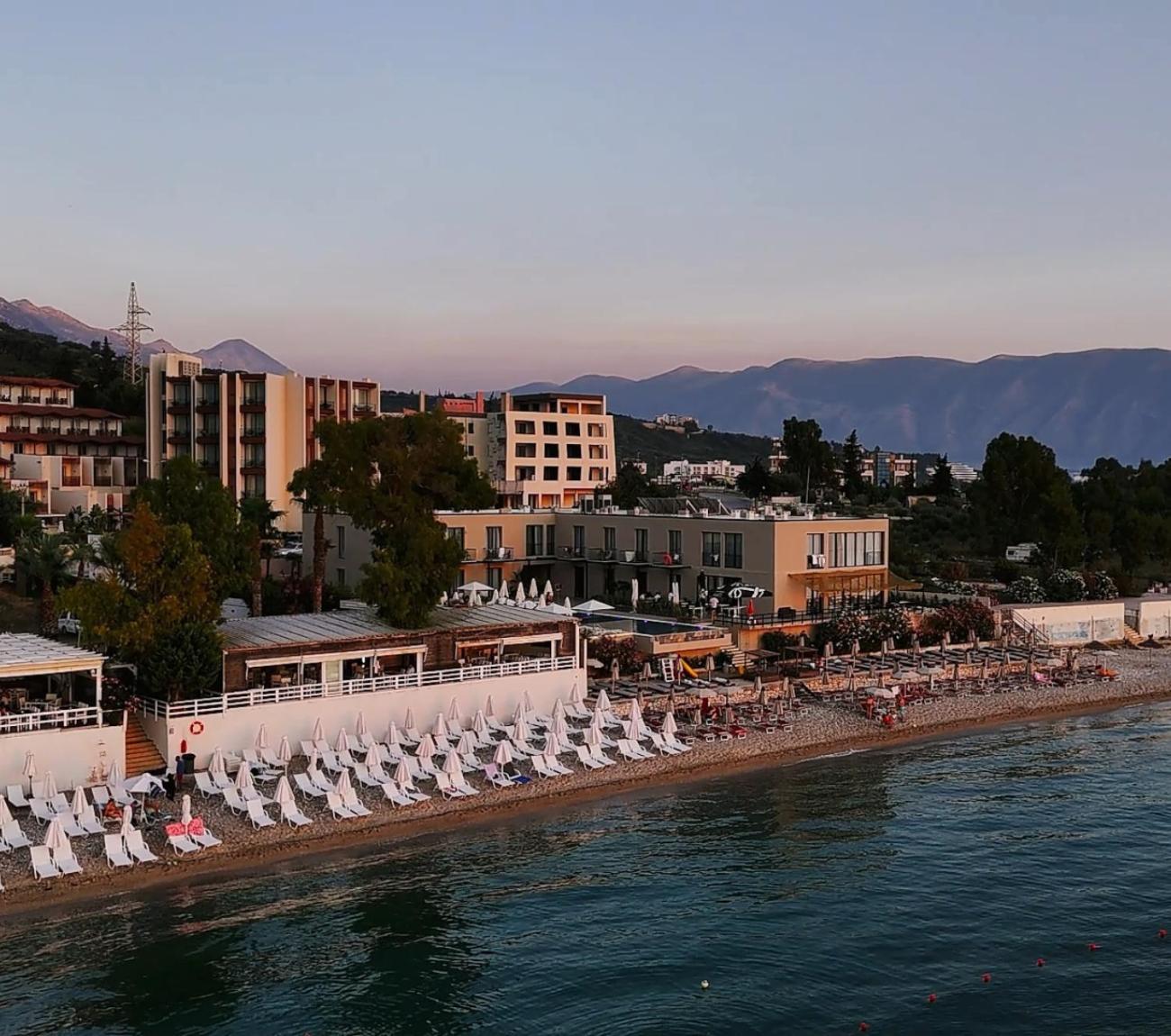 Dukes Albania Hotel Radhimë Eksteriør billede