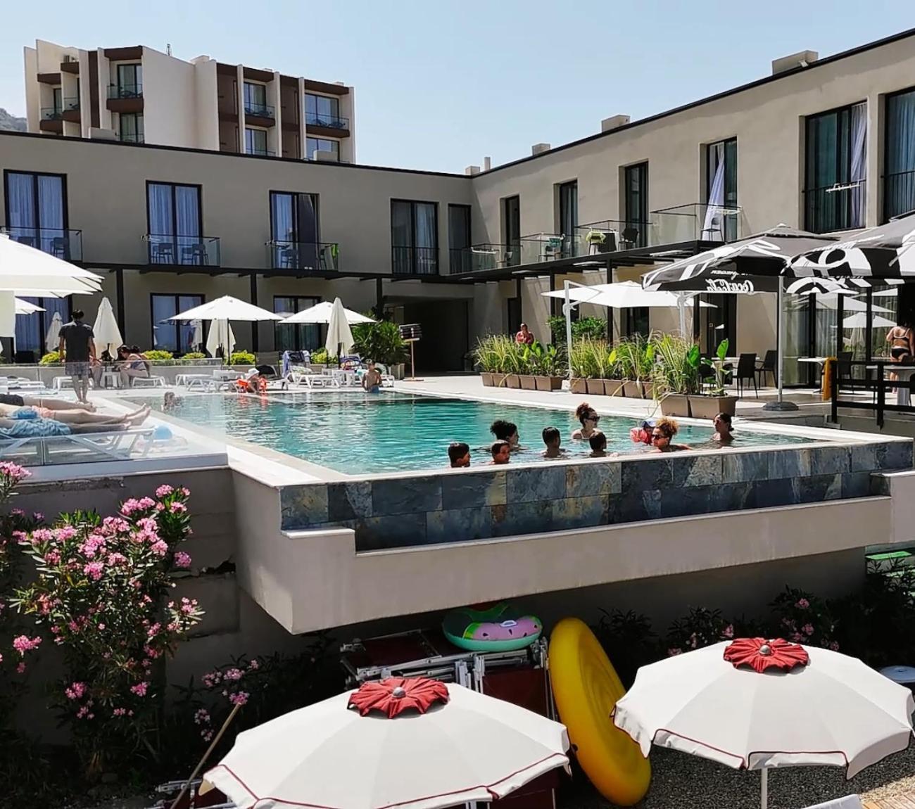 Dukes Albania Hotel Radhimë Eksteriør billede